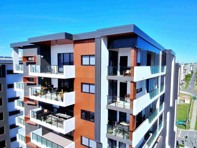 Kittyhawk Dr, facade detail
