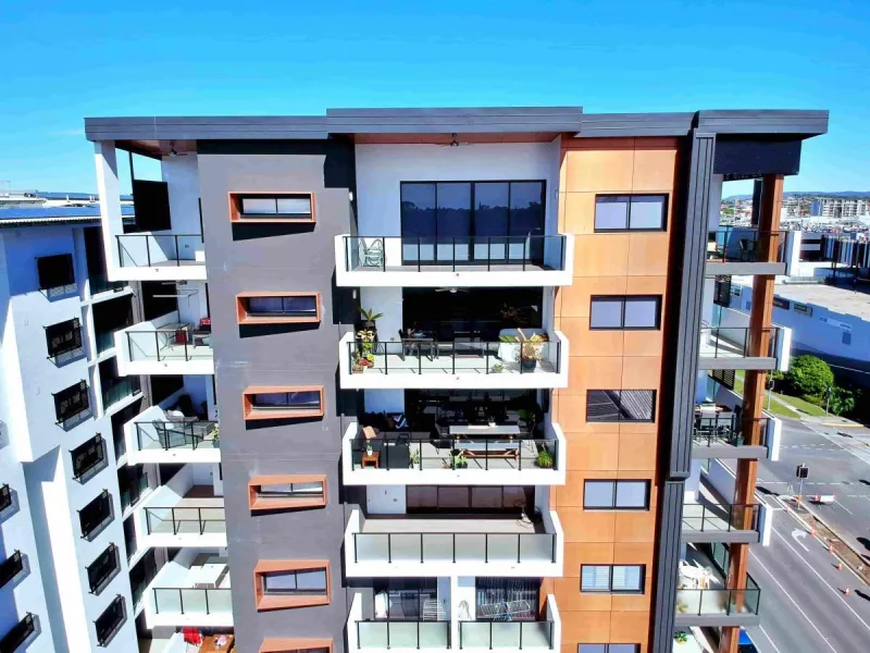 Kittyhawk Dr, facade detail